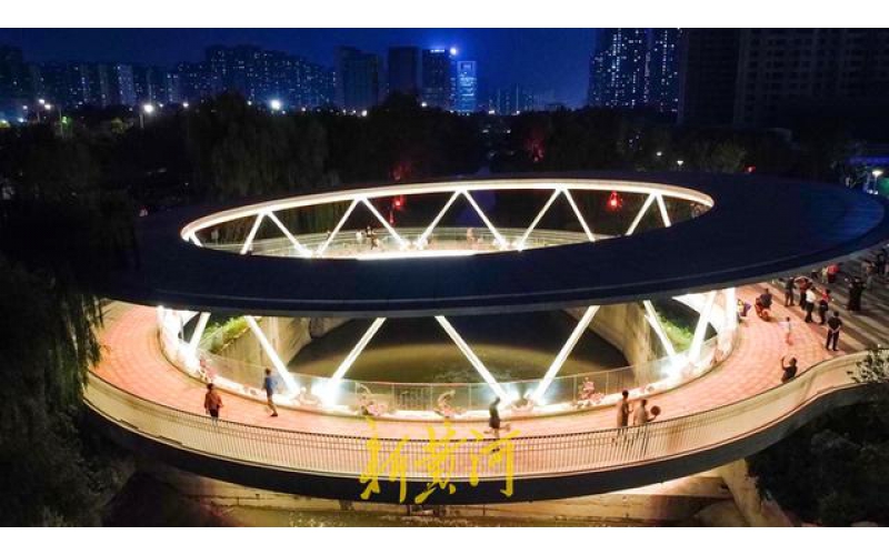 山東濟南云影橋夜晚變幻五彩水簾，成為臘山河夜景的璀璨亮點